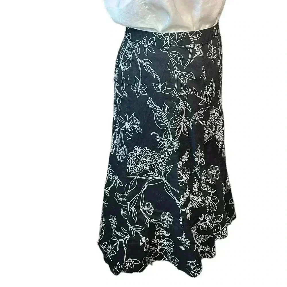 Ann Taylor Black White Floral Sequin Embellished A-Line Skirt Size 4P - Picture 3 of 6